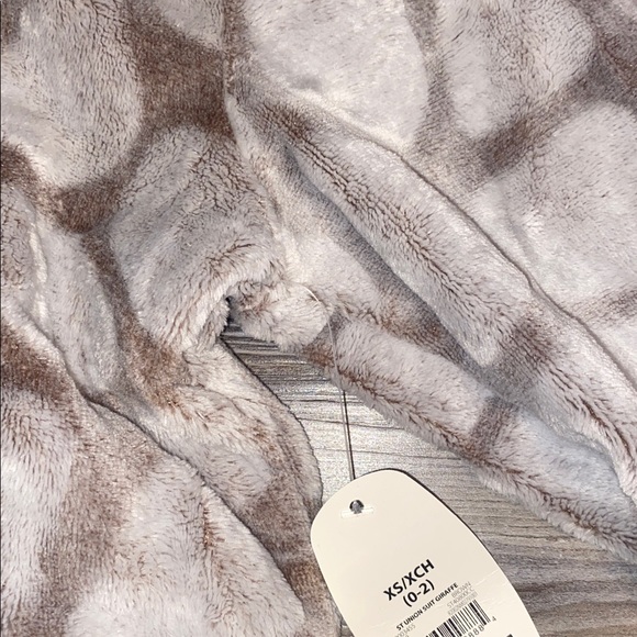 NWT SECRET TREASURES Soft Plush 1 pc Giraffe Hooded Sleeper Adult XS - Picture 5 of 12